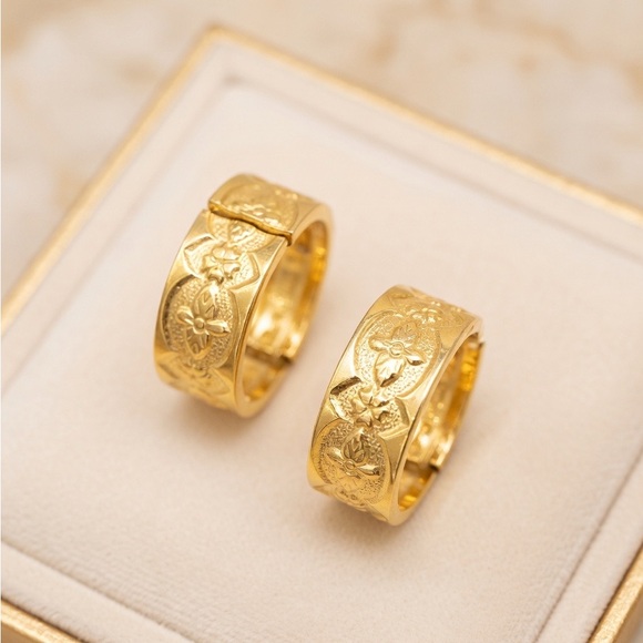 Jewelry - Vintage Gold Tone Intricated Design Small Hoop Clip on Earrings